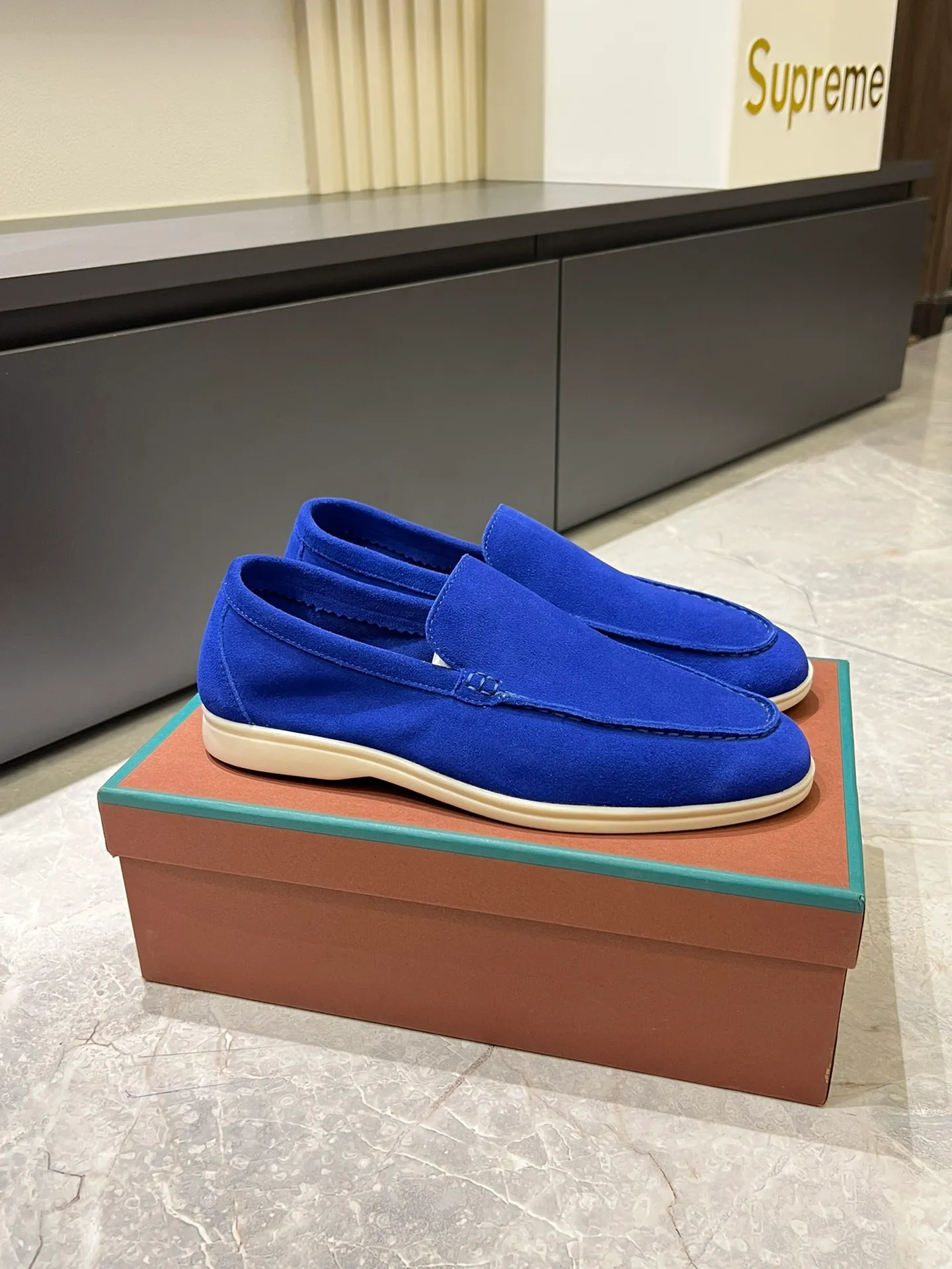 Men's shoes 💰p360 "Loro men's shoes 💰pian'*" Classic L men's shoes for couples 💰p Top version British flat loafers, a must-have item in old money style, the minimalist design is eye-catching and durable, a plus point for dressing The soft foot feel and texture are outstanding. They don’t scratch your feet and are very nice. They are matched with soft and waxy soles. They can be worn daily for a long time without getting tired. They are easy to wear, versatile and classic items, with perfect foot feel and texture! Imported cashmere fabric, the lining is made of imported A-grade water-dyed cow lining, the top version of the genuine leather midsole is sewn with pure handmade mark thread! Size: Female 35-40 (34. Customized) Male 38-44 (45.46. Customized)